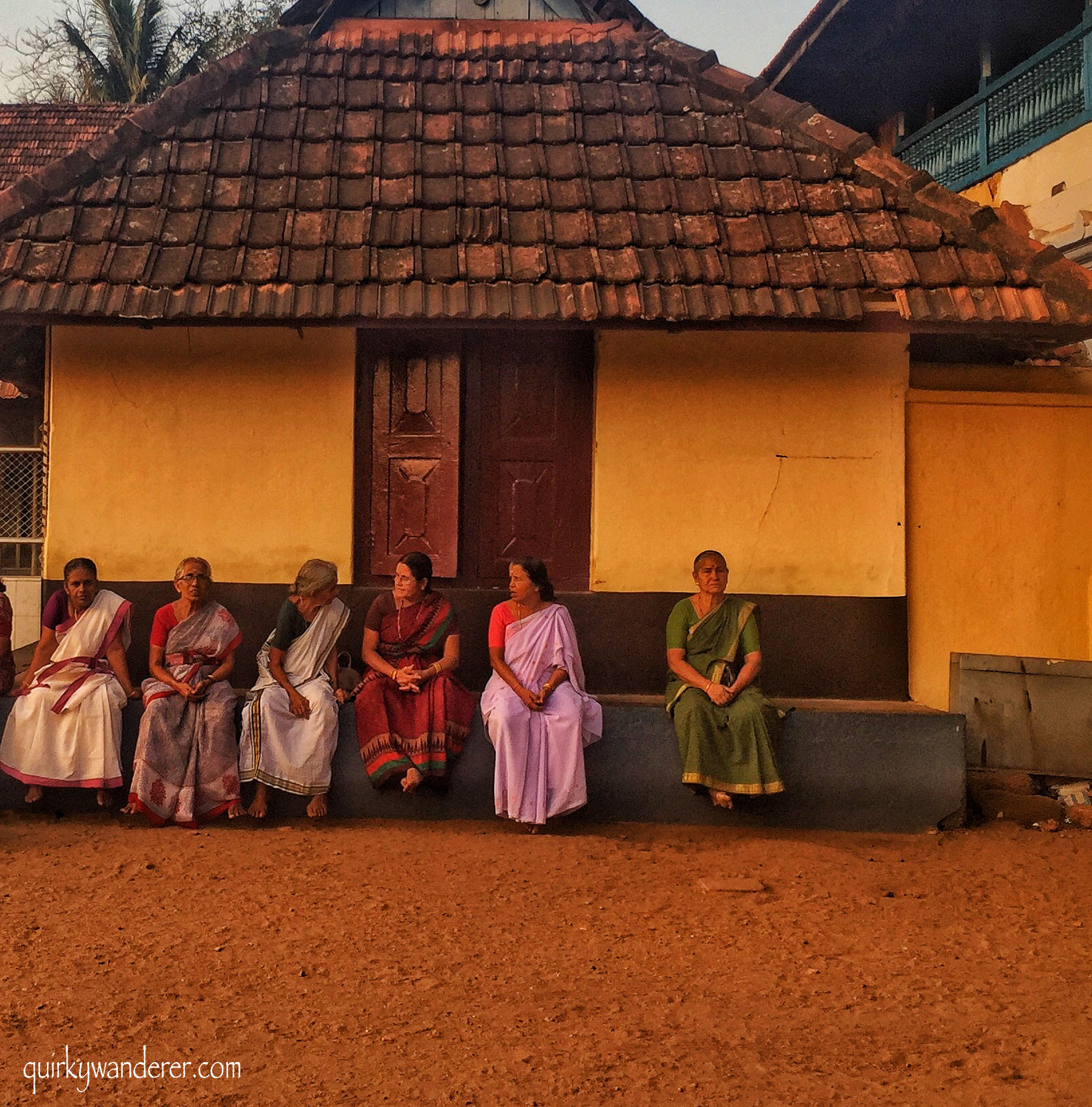 ladies sitting outside vaikom mahadev temple